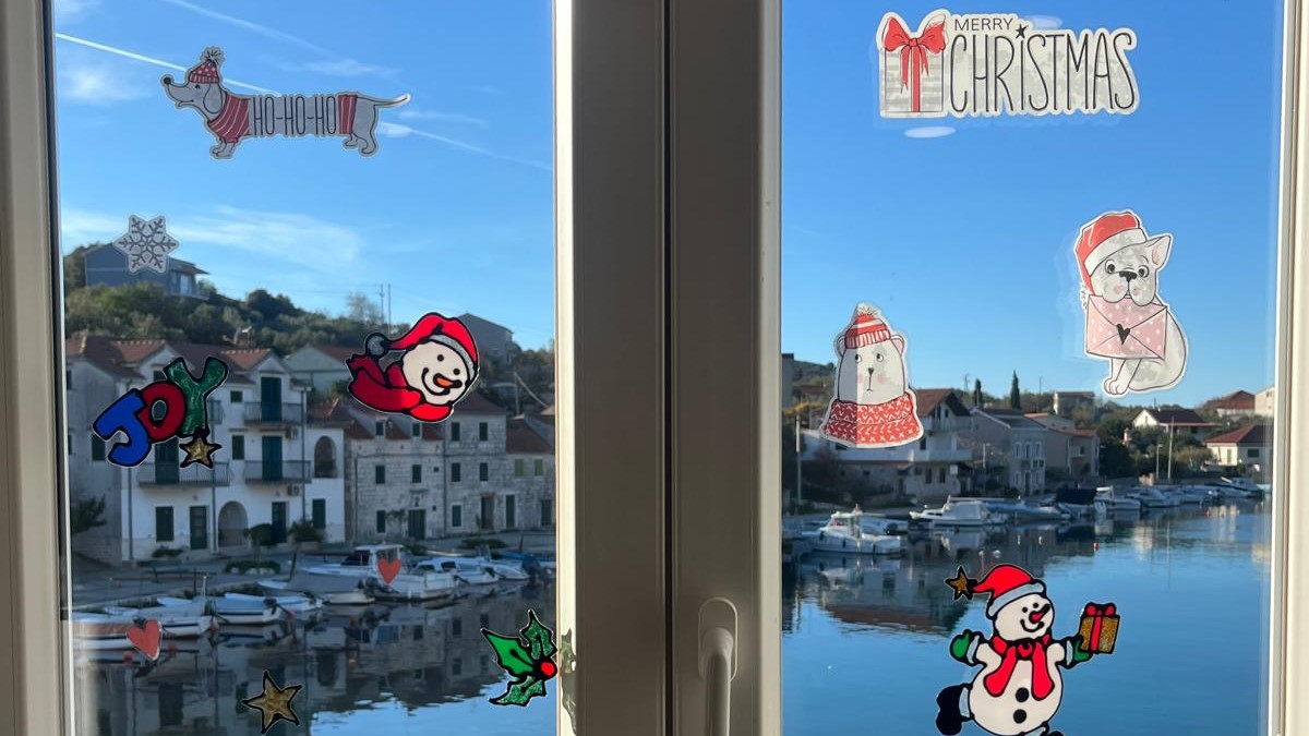 Božićna priredba na Drveniku Velom